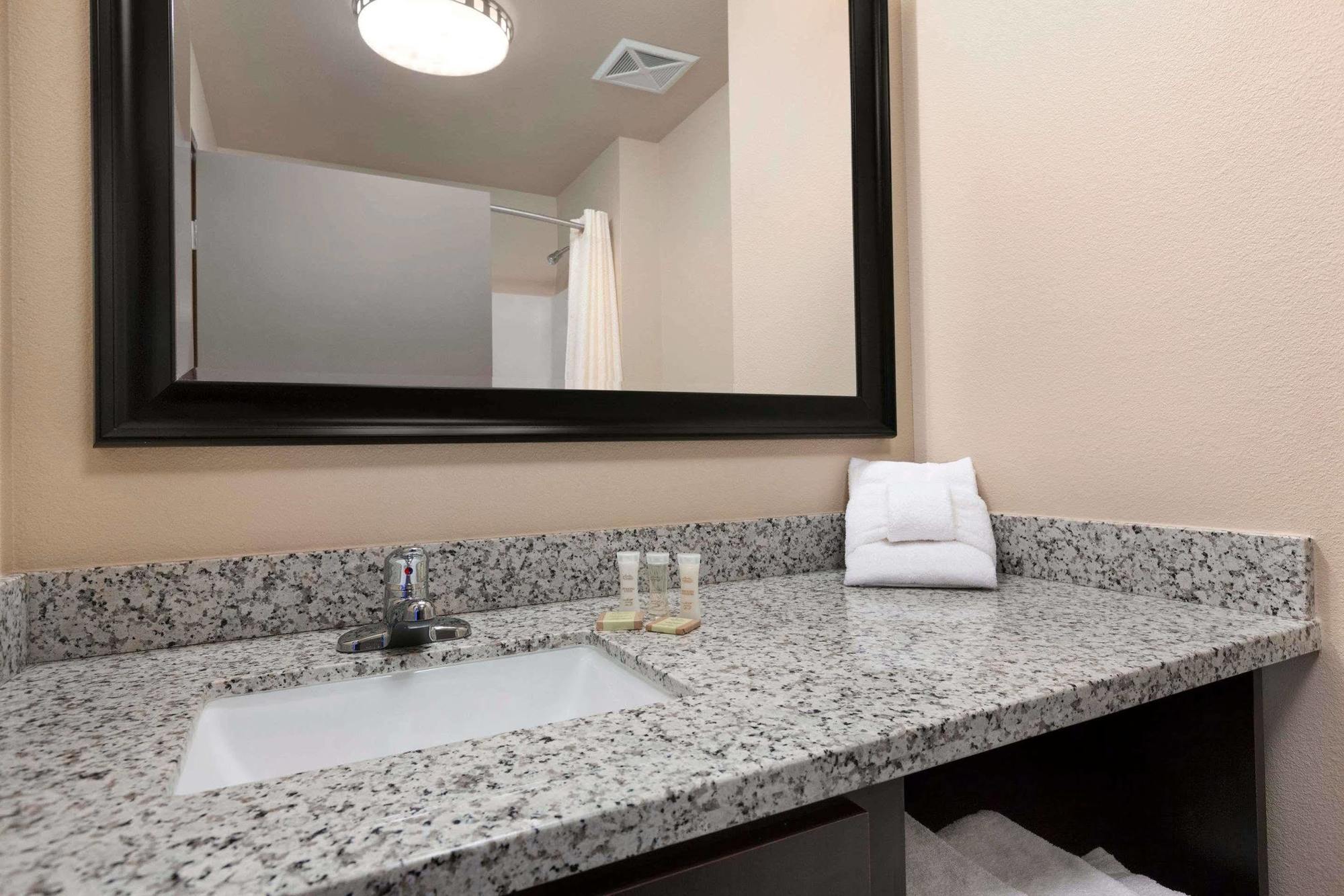Best Western Roosevelt Place Бисмарк Екстериор снимка
